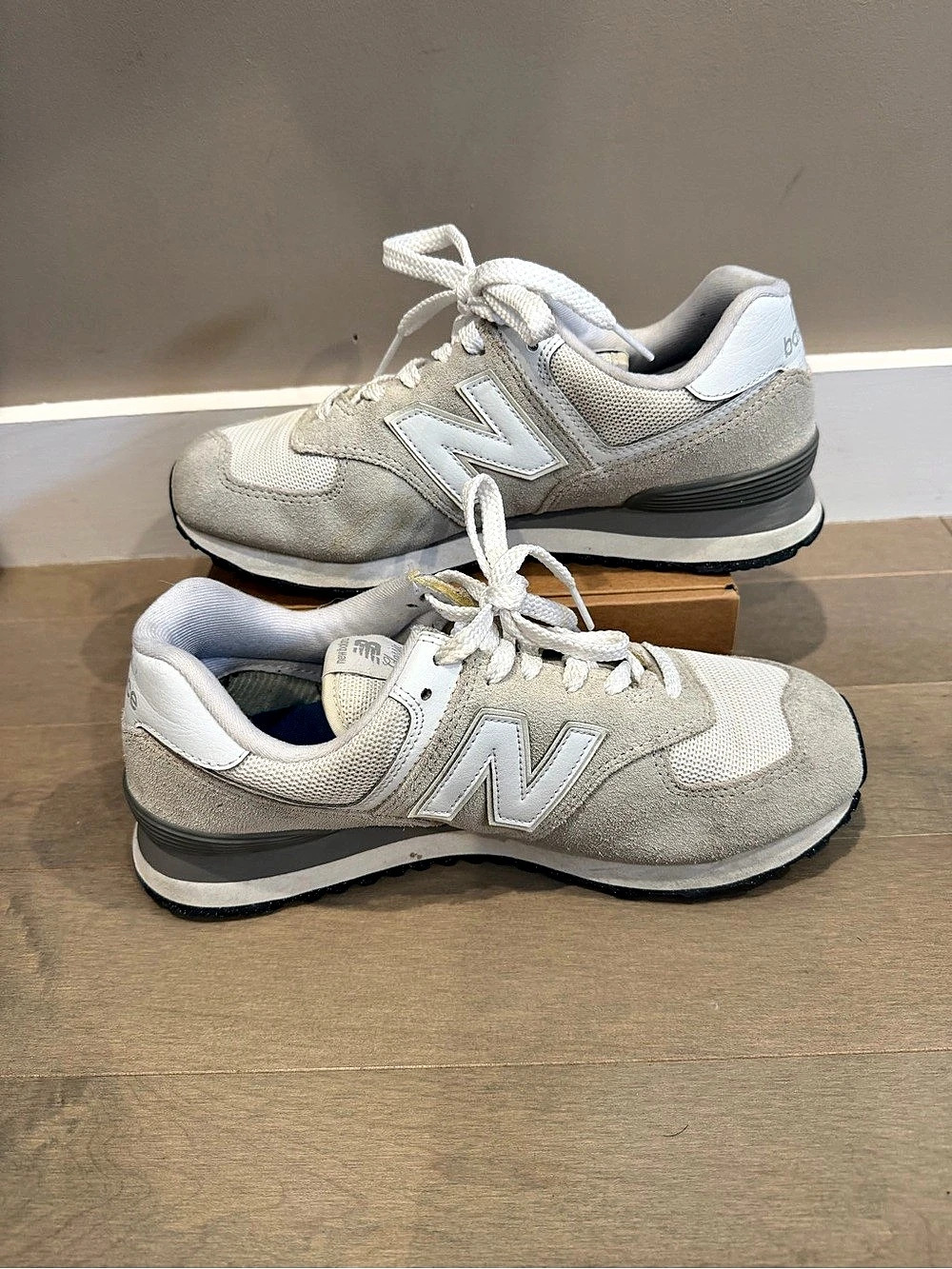 New Balance 574 Women's Gray & White Sneakers US W 9
